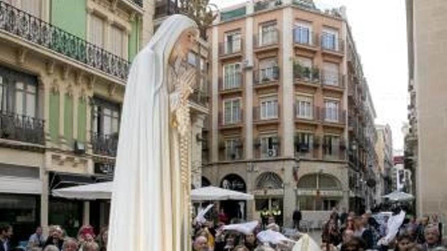 El obispo Murgui contempla a la réplica de la Virgen de Fátima antes de entrar en San Nicolás.