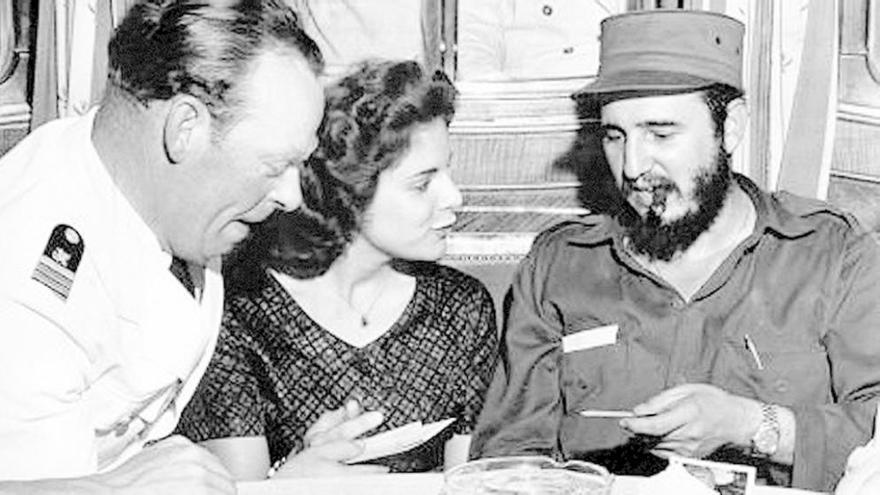 Arriba, Fidel Castro y Mirtha Díaz-Balart, el día de su boda en 1948. Sobre estas líneas, Mirtha en una imagen reciente, con su hijo Fidelito, primogénito del mandatario.