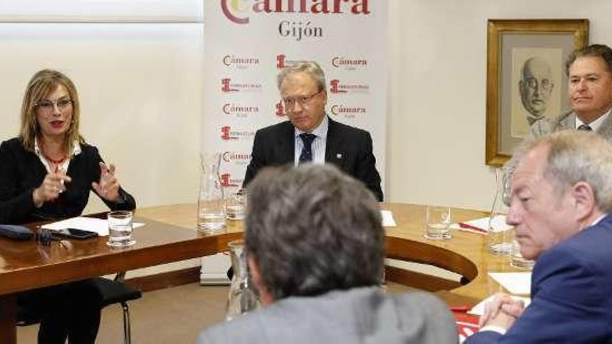 Vallina y Martín, ayer, con dirigentes de la Cámara de Comercio.