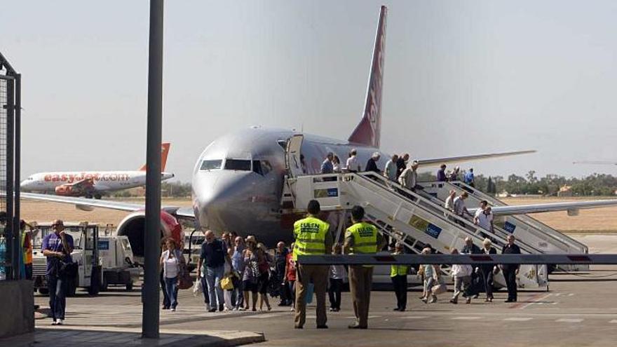 Un grupo de pasajeros embarca en un avión de una compañía de bajo coste en El Altet.