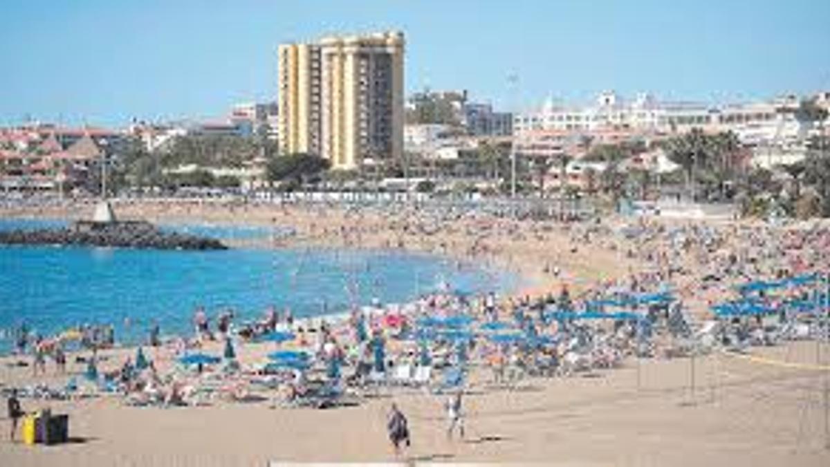 Panorámica de la playa de Las Vistas, en Arona.