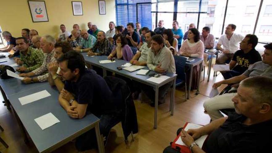 Delegados de la industria auxiliar de CC OO en Arcelor-Mittal, reunidos ayer en Avilés.