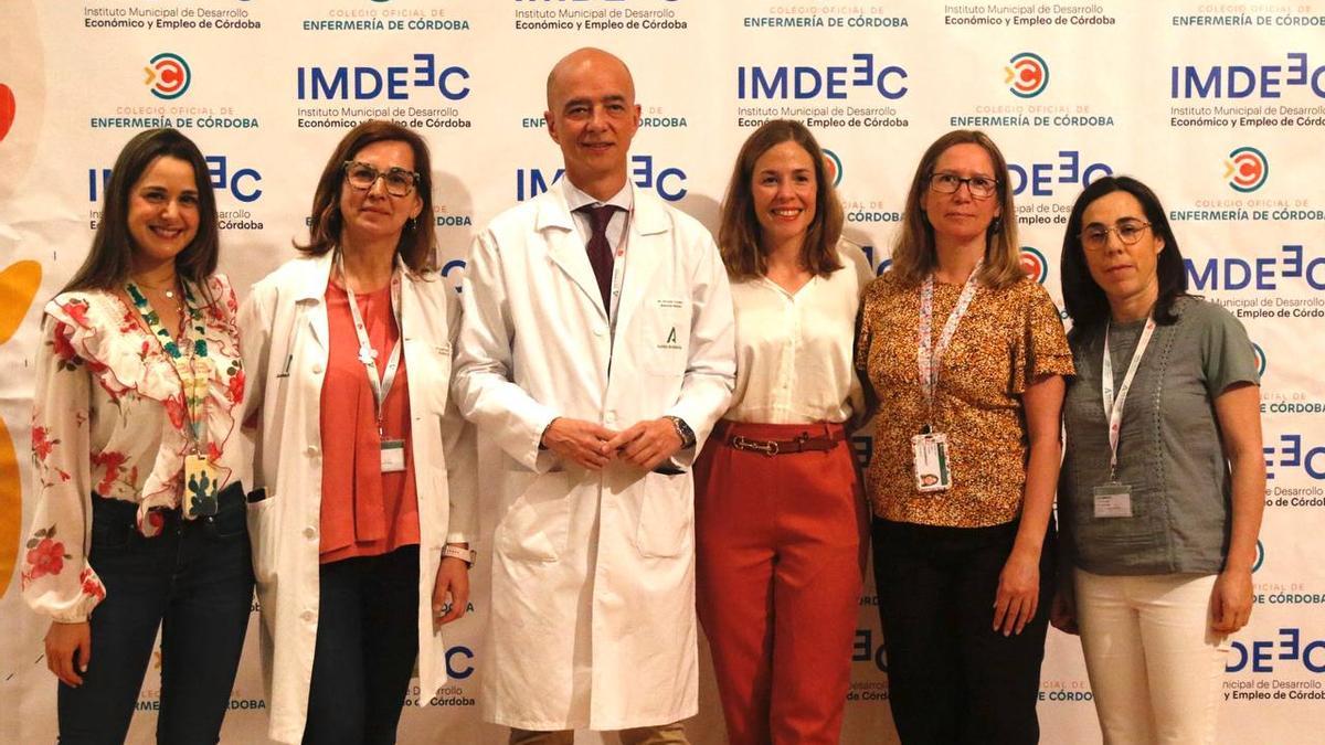 Autoridades sanitarias con participantes en la mesa redonda del Tercer Encuentro de Salud del Colegio de Enfermería de Córdoba.