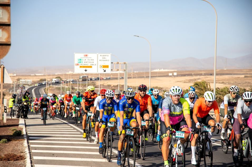 Manuel Jesús Pérez y Katrin Burow se coronan en la carrera ciclista Faro Fuerteventura