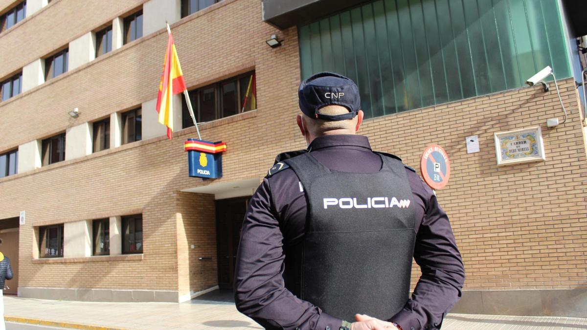 Un agente ante la Comisaría de Policía de Alzira