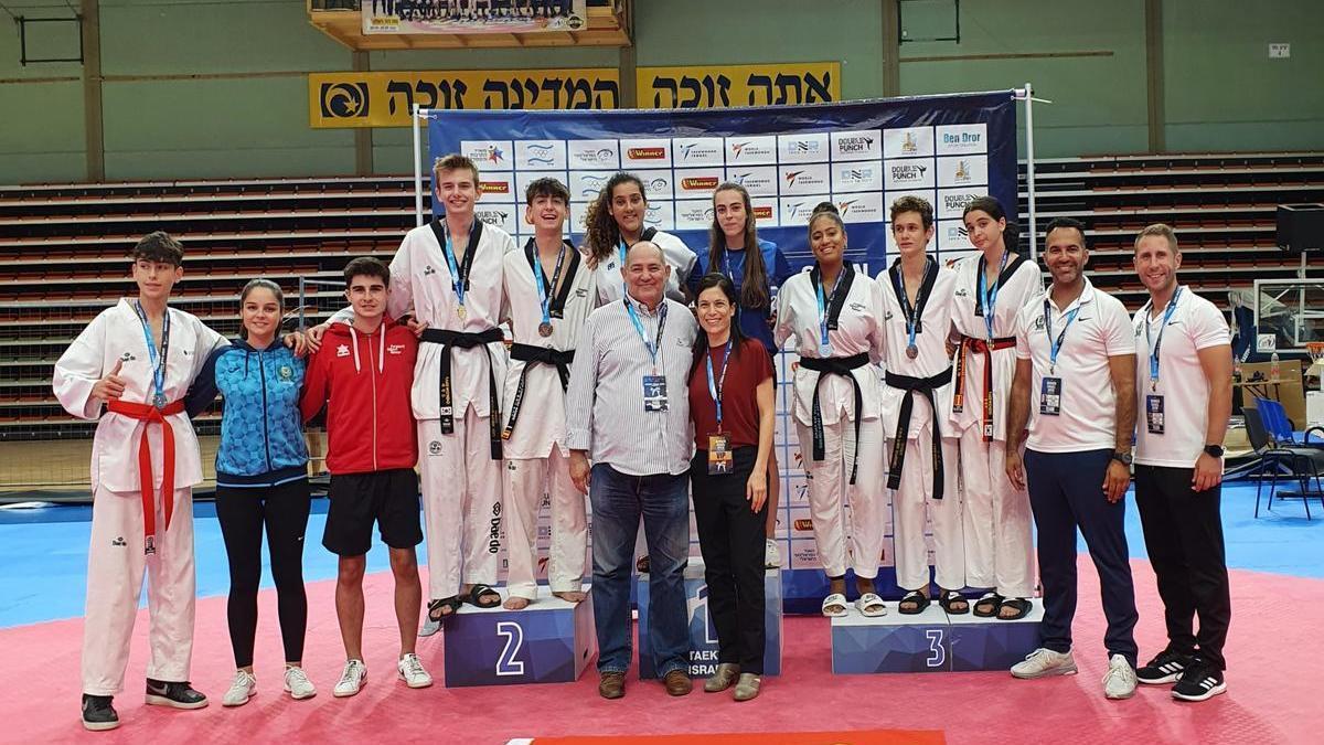 Los deportistas de Balears posan en el pabellón en donde se disputó en Israel