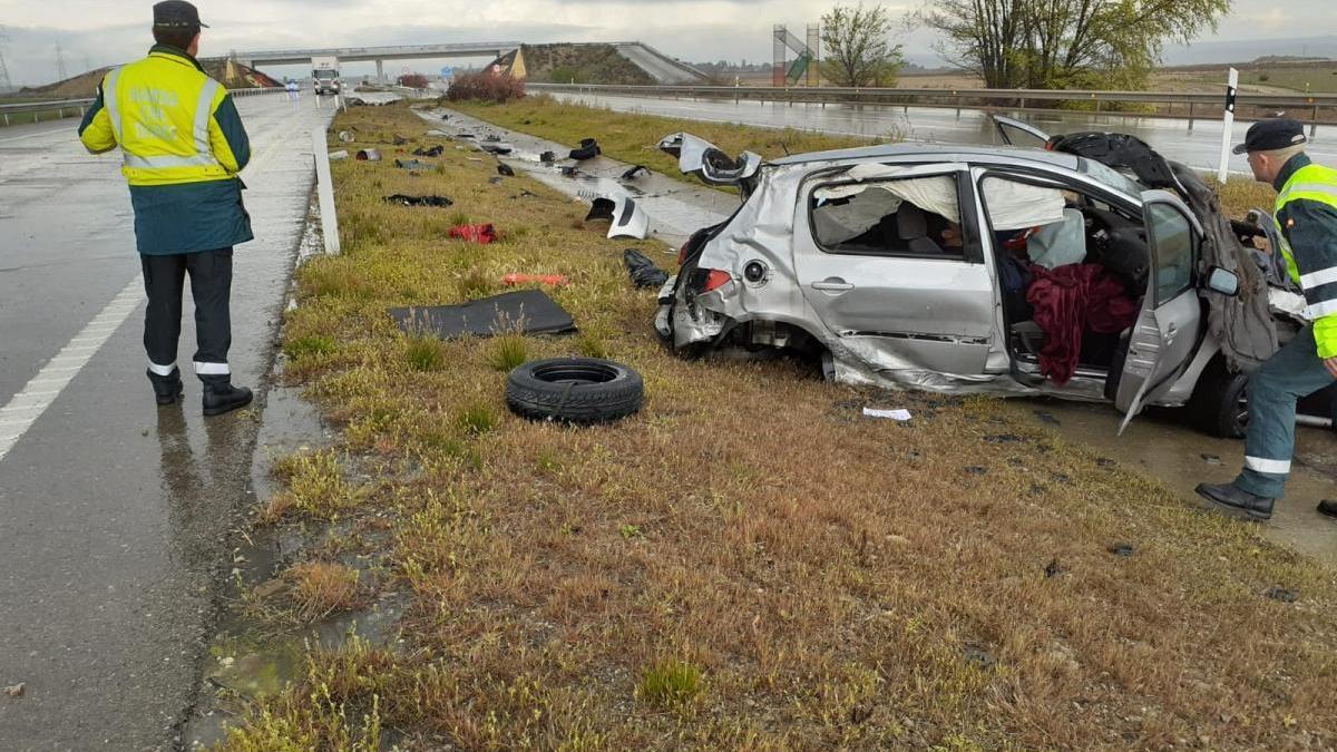 Dos heridos al salirse un turismo de la vía en Villanueva de Gállego y un camión volcado en la A-68