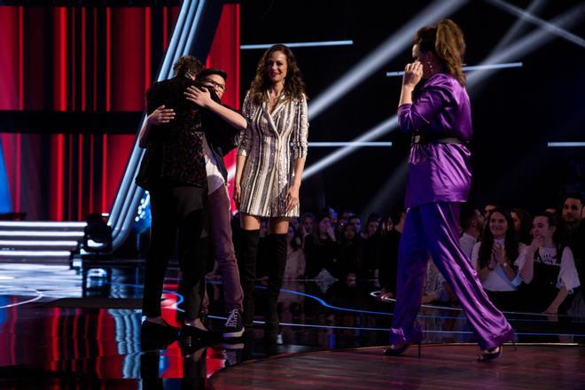 Eva González con vestido blazer y botas en 'La voz kids'