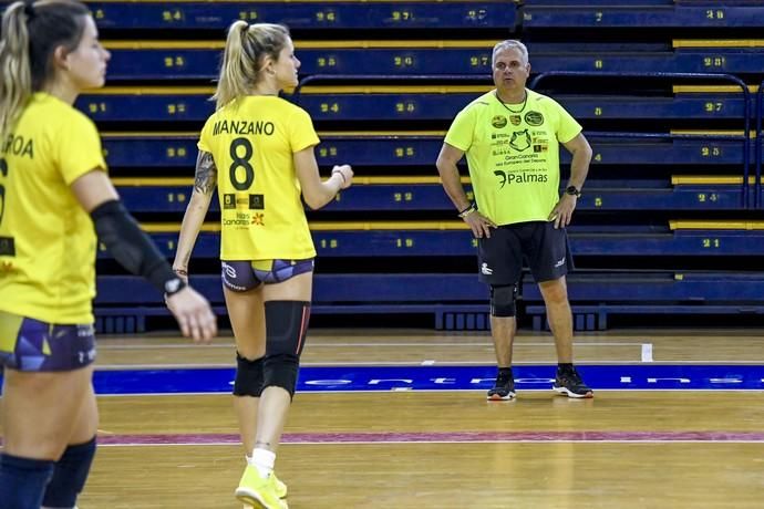 25-02-20 DEPORTES. CENTRO INSULAR DE LOS DEPORTES. LAS PALMAS DE GRAN CANARIA. Entrenamiento y foto de grupo del equipo femenino de volleyball IBSA 7 Palmas.    Fotos: Juan Castro.  | 25/02/2020 | Fotógrafo: Juan Carlos Castro