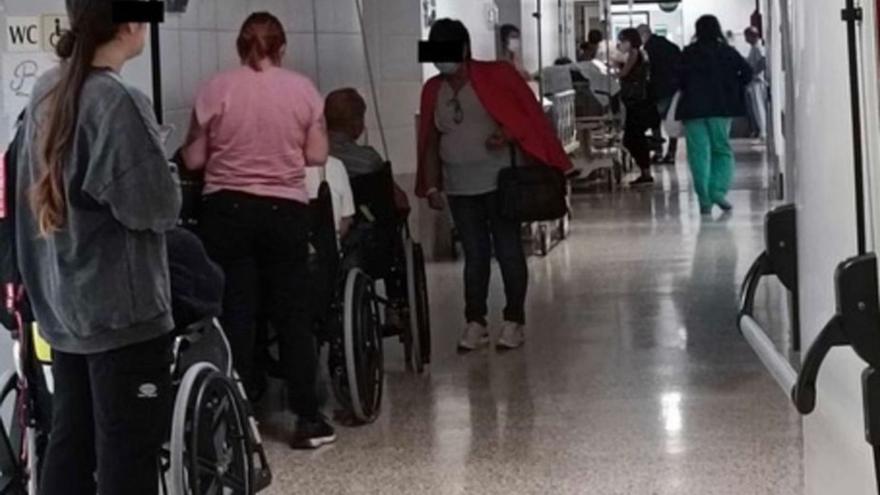 Pacientes del CHUS denuncian un nuevo colapso en Urgencias, con “24 graves en los pasillos”