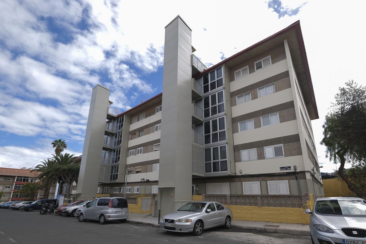 06-03--2025 LAS PALMAS DE GRAN CANARIA. Colocación de ascensores en los edificios de la calle Ruperto Chapí, en La Paterna | 06/03/2025 | Fotógrafo: Andrés Cruz