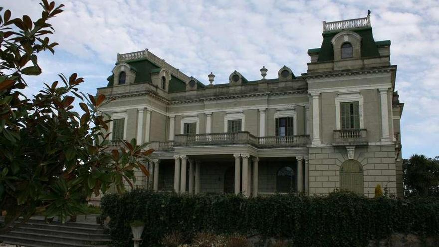 Fachada principal del palacio de Jardón.