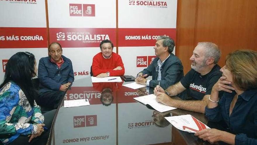 Agromayor, al fondo a la izquierda, con los ediles socialistas.