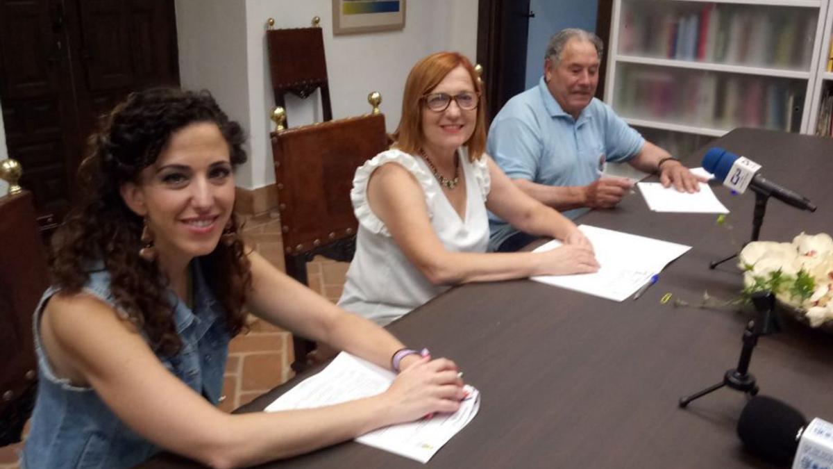 Ana Belén Corredera, Esperanza Caro y Antonio Pérez, durante la firma.