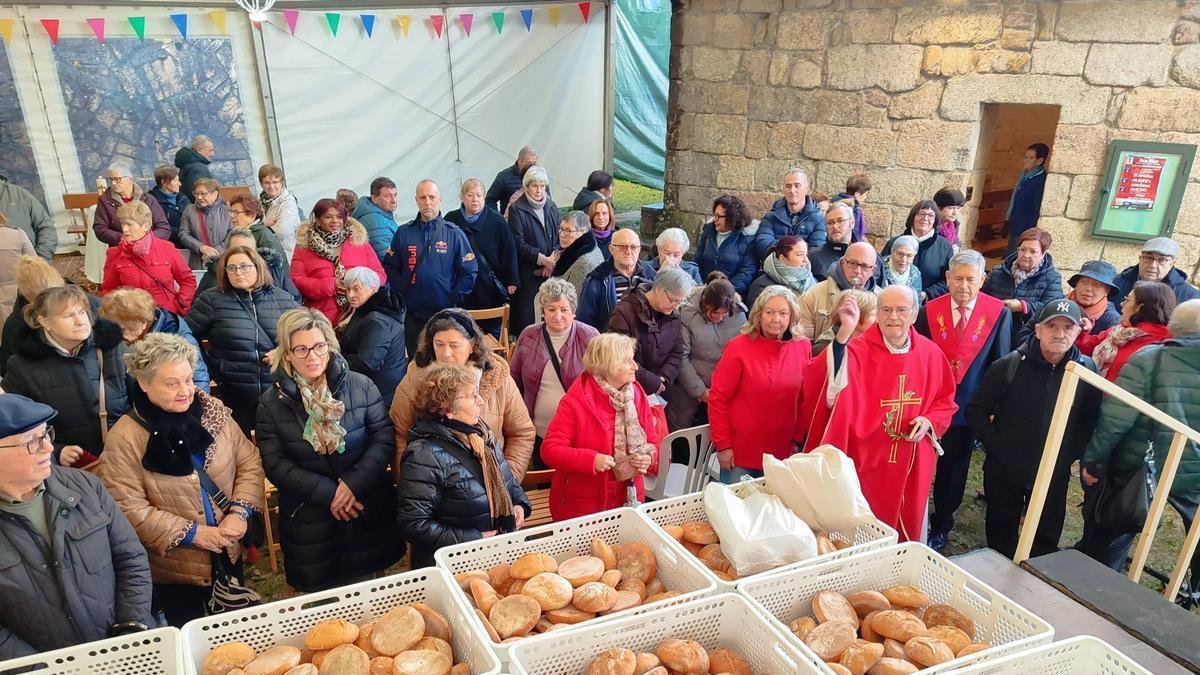 La bendición de los panes de San Blas en A Madalena (Cangas)