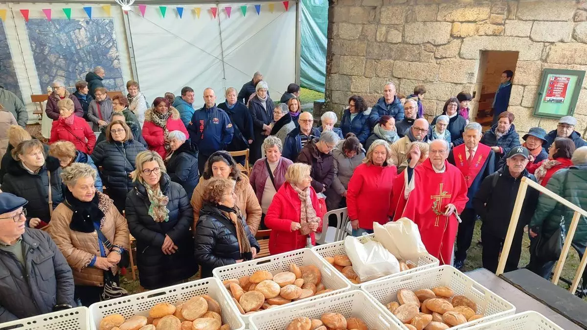 San Blas no falta a su cita con la bendición de los panes
