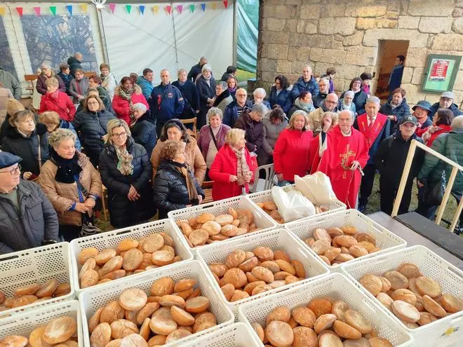 La bendición de los panes de San Blas en A Madalena (Cangas)