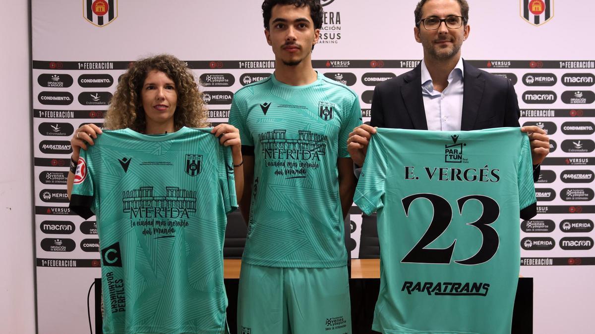 Presentación de la equipación que el Mérida lucirá este sábado en el partido ante Unionistas.