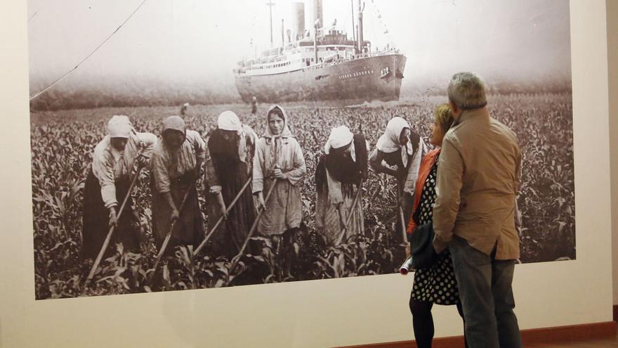 Visitantes a una de las exposiciones fotográficas del Archivo Pacheco