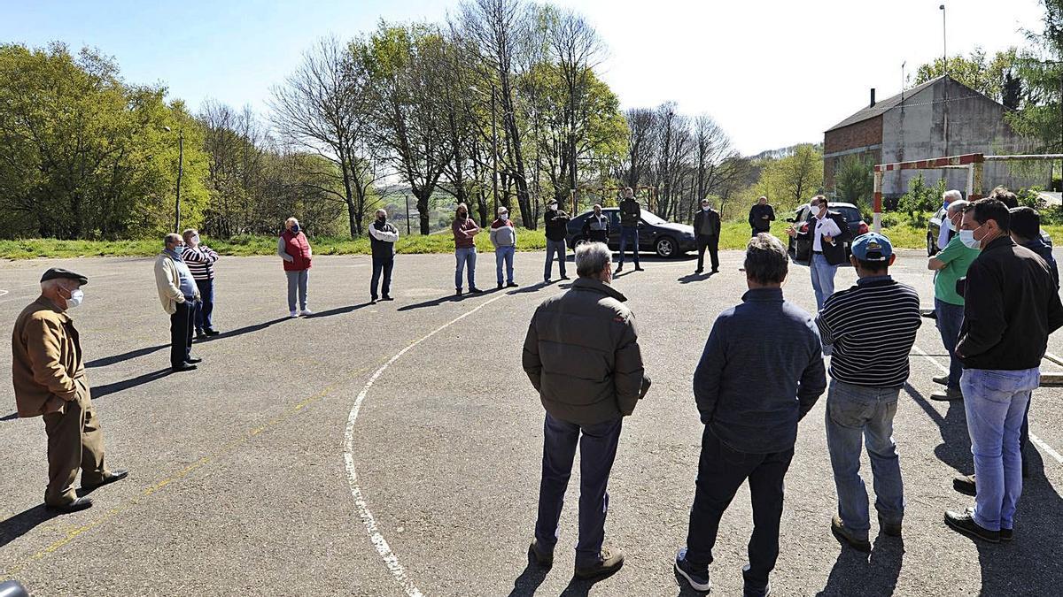 El gobierno, en abril, con vecinos de Sello por el eólico de Porcallos, gemelo de Céfiro.  | // BERNABÉ/JAVIER LALÍN