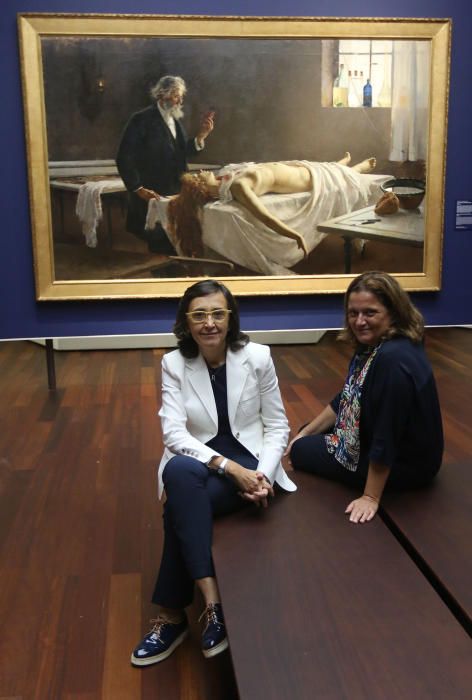 Rosa Aguilar, acompañada por integrantes de la Plataforma de la Aduana y la Asociación de Amigos del Museo de Málaga, ha visitado las instalaciones que, por el momento, siguen sin fecha de apertura co