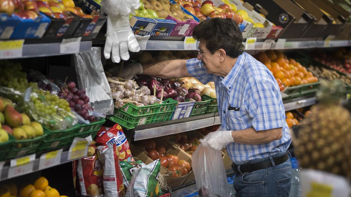 Un hombre hace la compra en un supermercado del Archipiélago.