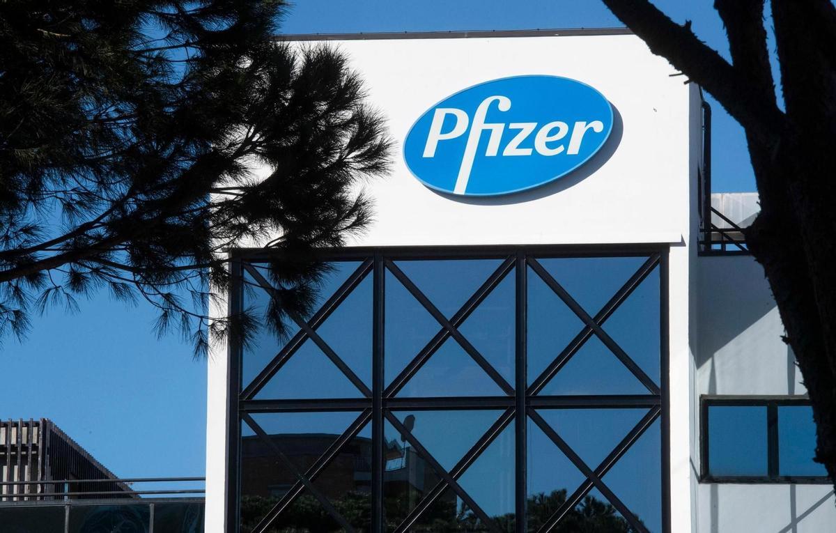 Vista del logo de la farmacéutica Pfizer, en una fotografía de archivo. EFE/Claudio Peri