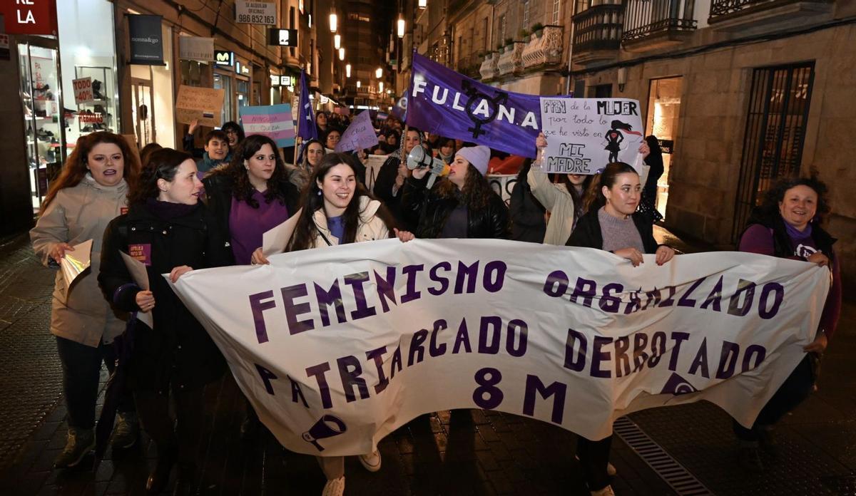 Cientos de participantes marcharon en el 8M bajo el lema “Feminismo organizado, patriarcado derrotado”.   | // RAFA VÁZQUEZ
