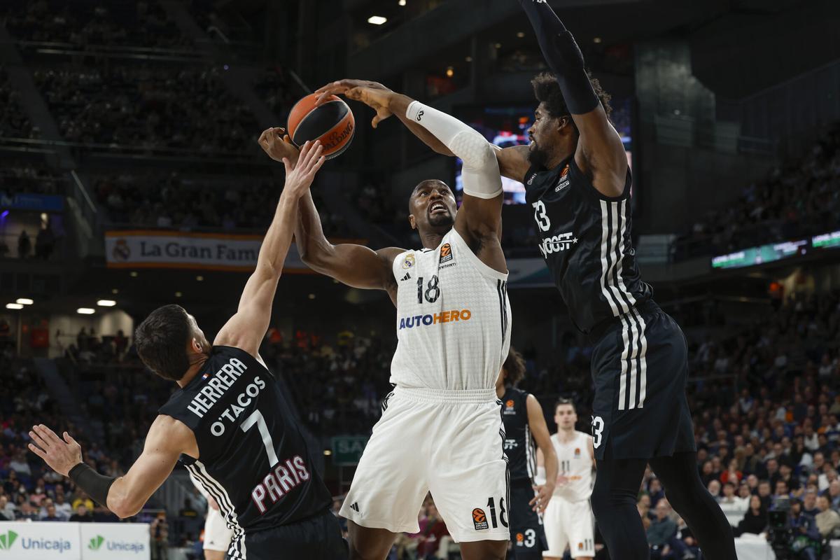 Serge Ibaka pelea un balón con Kevarrius Hayes y Sebastián Herrera, en el partido de Euroliga entre el Real Madrid y el París Basketball