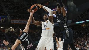 Serge Ibaka pelea un balón con Kevarrius Hayes y Sebastián Herrera, en el partido de Euroliga entre el Real Madrid y el París Basketball