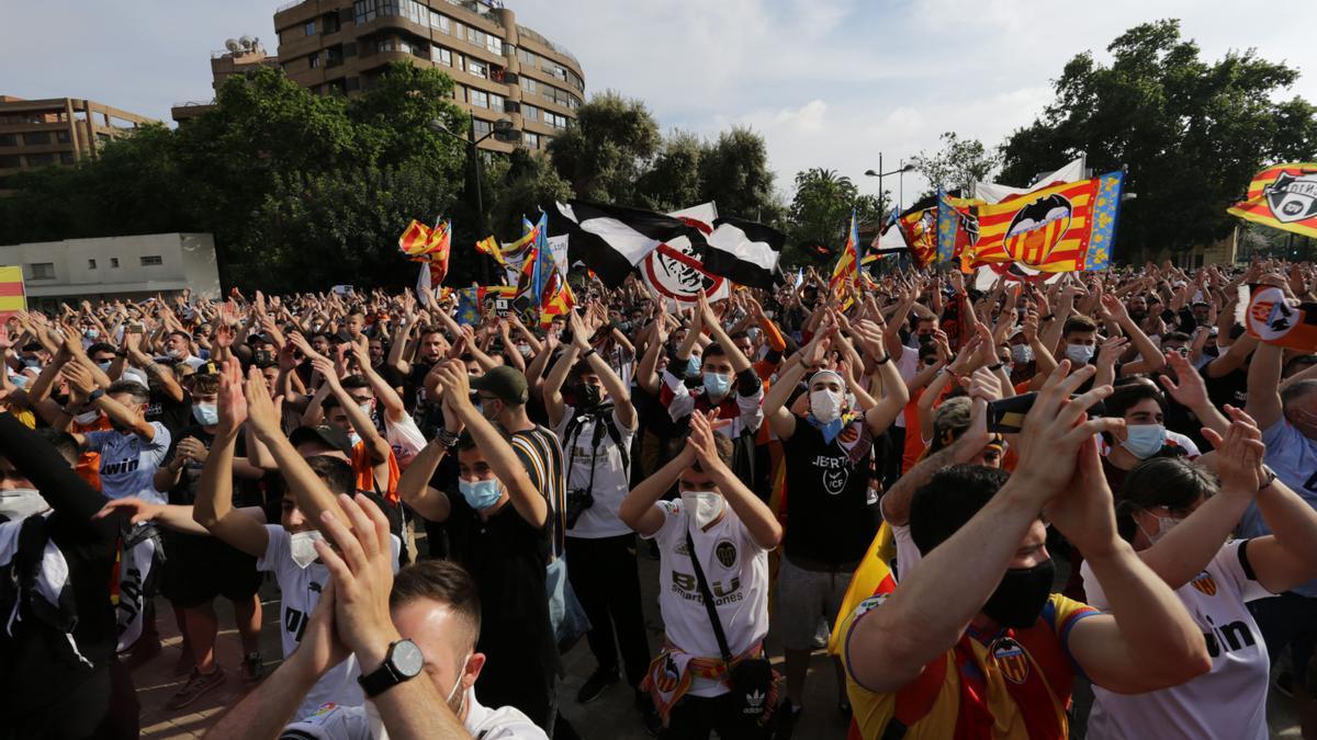 Las imágenes de la marcha de la afición valencianista contra Lim