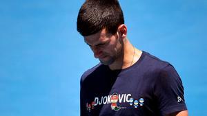 Djokovic, durante el entrenamiento de hoy en Melbourne Park