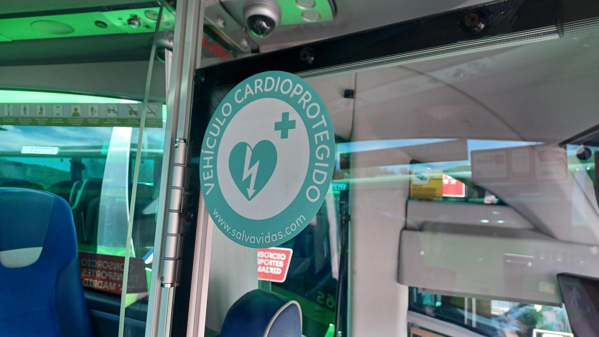 Autobús interurbano de la línea 423 con el desfibrilador instalado.