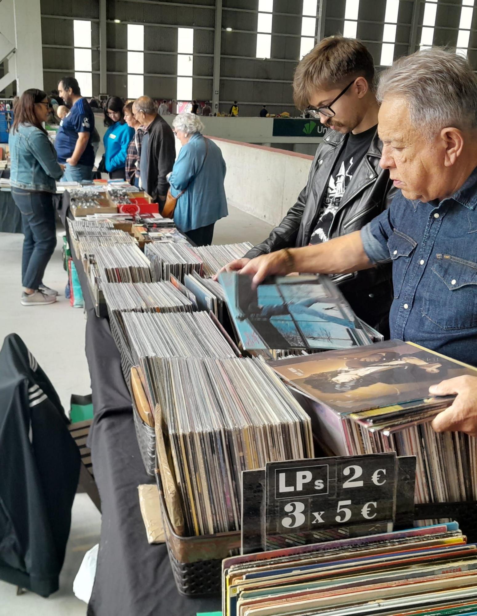 Compra, vende, cambia, así es la Feria del Coleccionismo de Mieres, en la que "hay de todo"