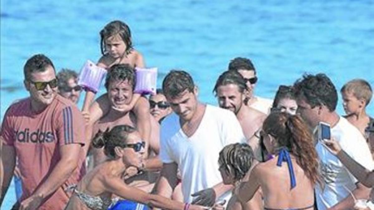 Casillas, acosado por los fans en el Cabo de Gata_MEDIA_1