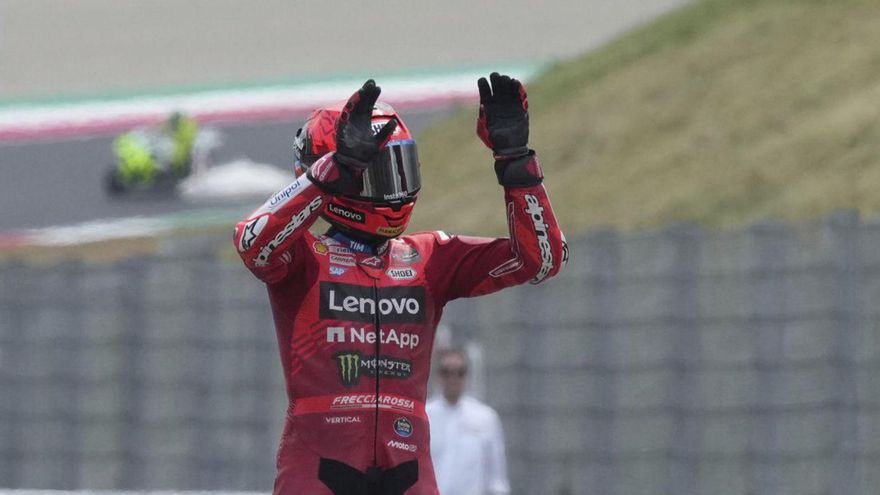 Marc Márquez
celebra su «pole».
| |