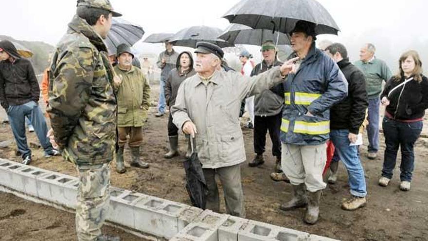 Un vecino del lugar se encara a un militar, instándole a abanonar un terreno que los afectados consideran monte comunal &quot;usurpado&quot;.