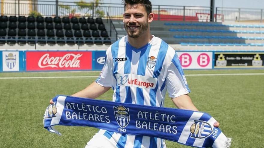 Kike López posa con la camiseta del Atlético Baleares.