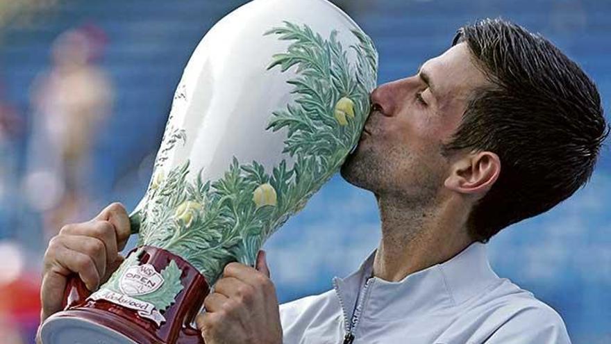 Djokovic besa el trofeo que le acredita como vencedor del torneo de Cincinnati.