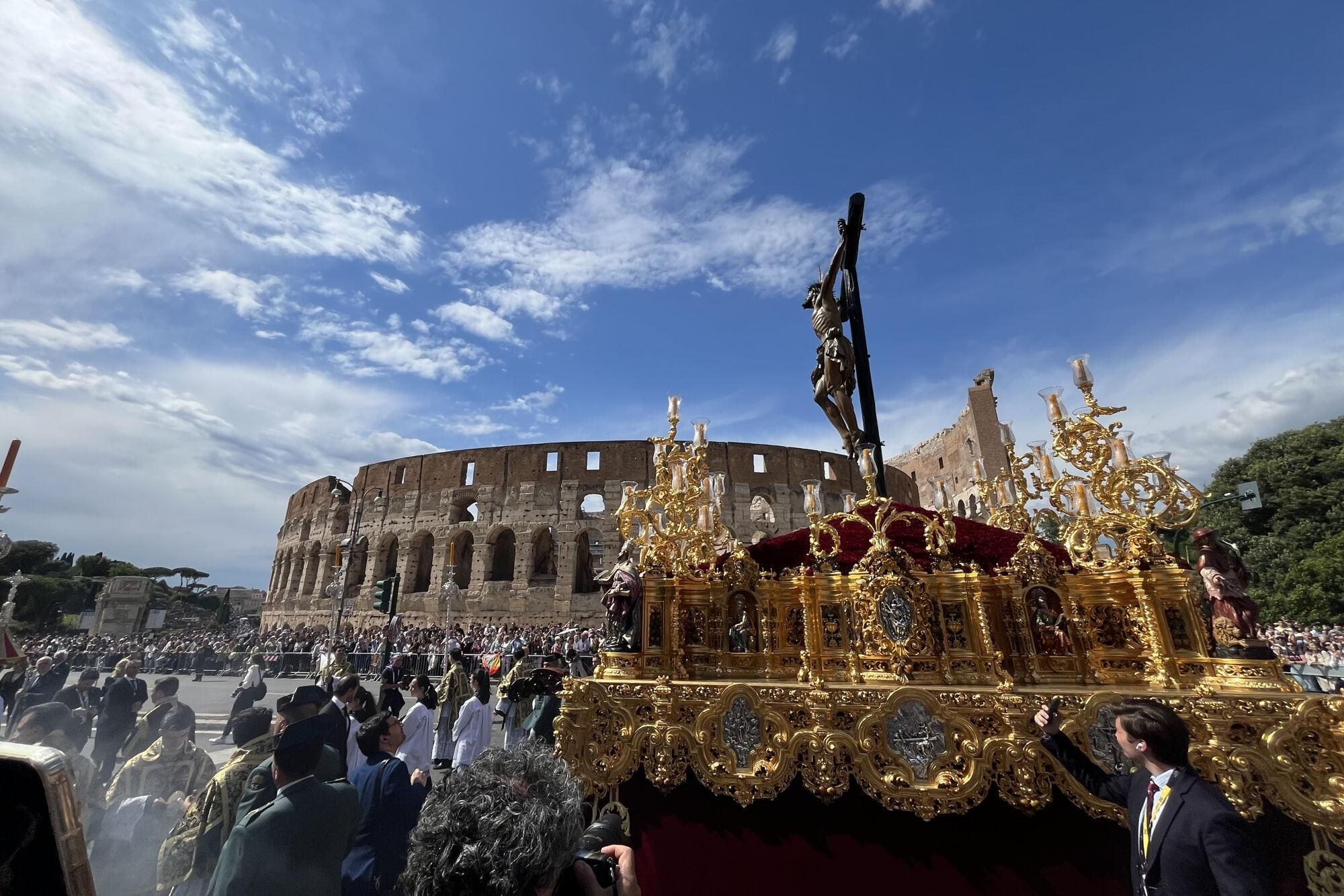 ROMA (ITALIA), 17/05/2025.- Nazarenos participan en una procesión histórica y que difícilmente se volverá a repetir en la que el paso del Nazareno de la Cofradía del Dulce Nombre de Jesús Nazareno -imagen del siglo XVII- ha estado acompañado de otros emblemáticos pasos de la Semana Santa española como el Cristo de la Expiración 'El Cachorro' (Sevilla), y la Virgen de la Esperanza Coronada (Málaga), este sábado en Roma (Italia). EFE/ Miguel Salvatierra