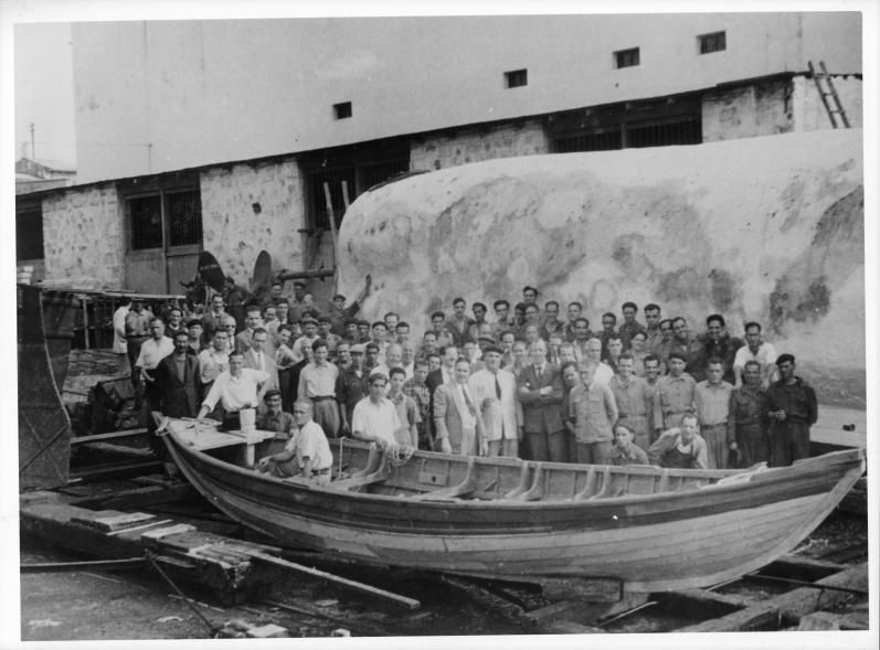 Los trabajadores del astillero, junto a la gran ballena blanca. | | LP/DLP