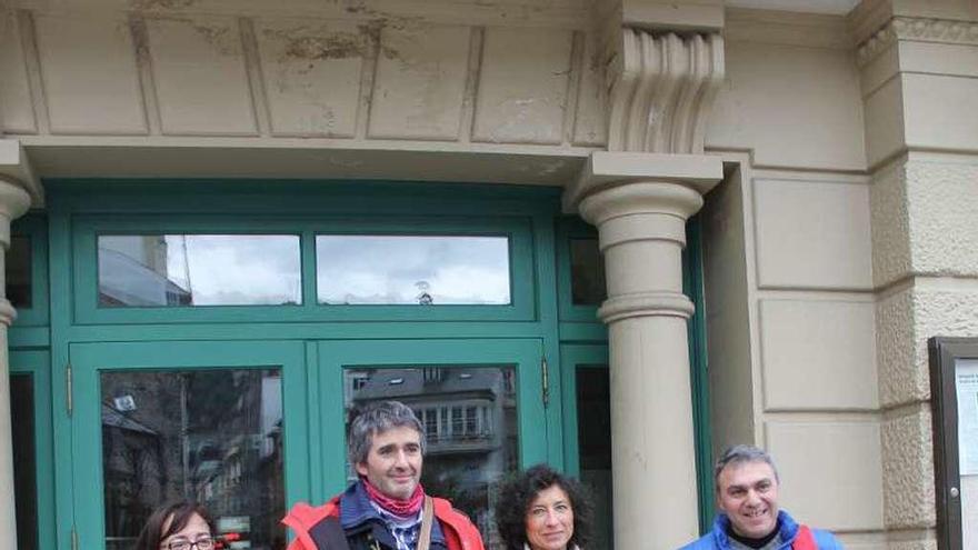 Por la izquierda, los sindicalistas de UGT Montserrat Álvarez, Eugenio García, Lidia Cáceres y José Albino González, ayer, en la entrada del Ayuntamiento.