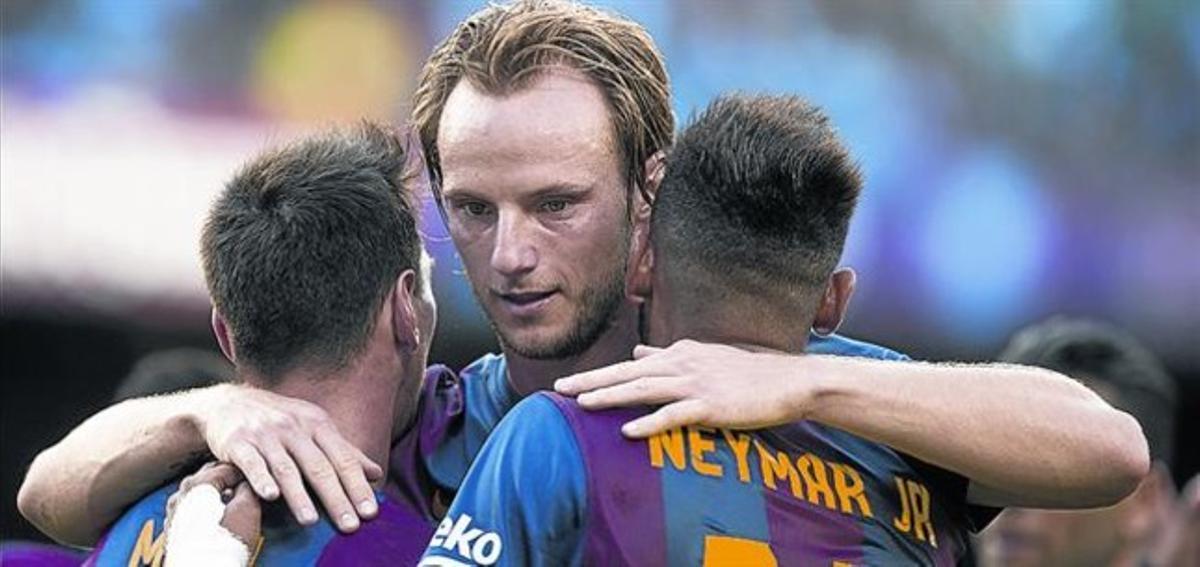 Messi i Neymar s’abracen a Rakitic després del segon gol del brasiler, el tercer del Barça.