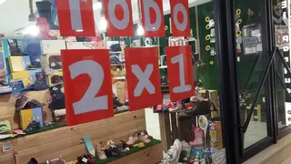 Todo a 2x1: el regalo a los clientes de una zapatería de Zamora por su cierre definitivo