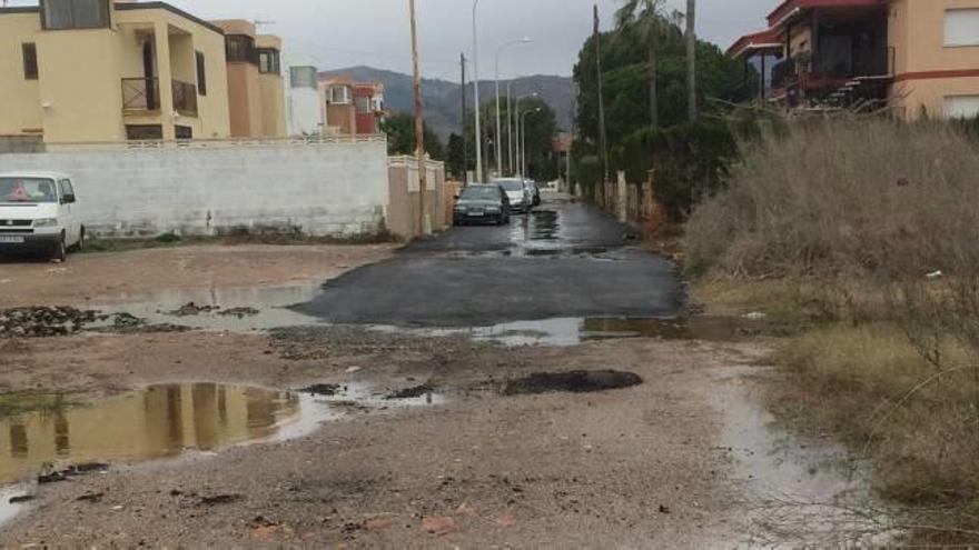 Los vecinos critican el estado de la calle Manuel  de Falla de Benicàssim