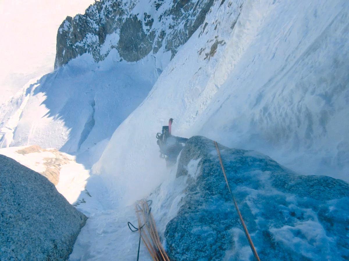 Aas heladoras purgas de nieve en la sección vertical.