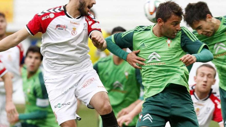 Los célticos Kevin, delante, y Borja Domínguez intentan despejar un balón, ayer, en Reino de León. // Bruno Moreno