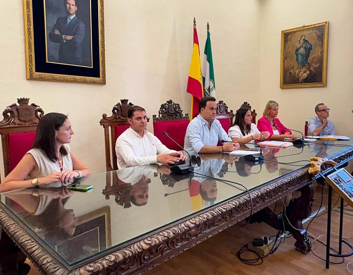 Las delegadas y los alcaldes, con personal técnico durante la reunión con los afectados por el corte de la A-4154.