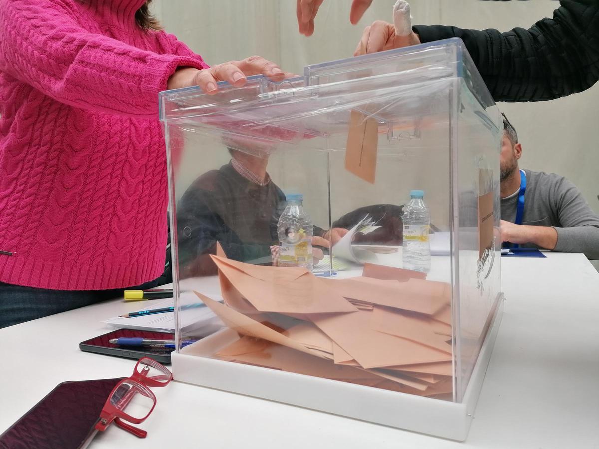 Un elector deposita el voto en la urna de una de las dos mesas del pabellón de Toro.
