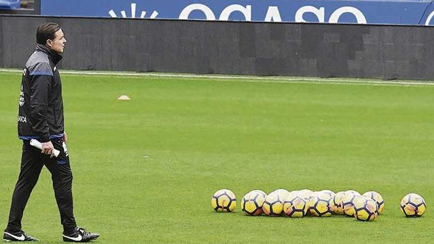 Cristóbal camina sobre el césped de Riazor en un momento de la sesión matutina de ayer que tuvo lugar en el feudo herculino.